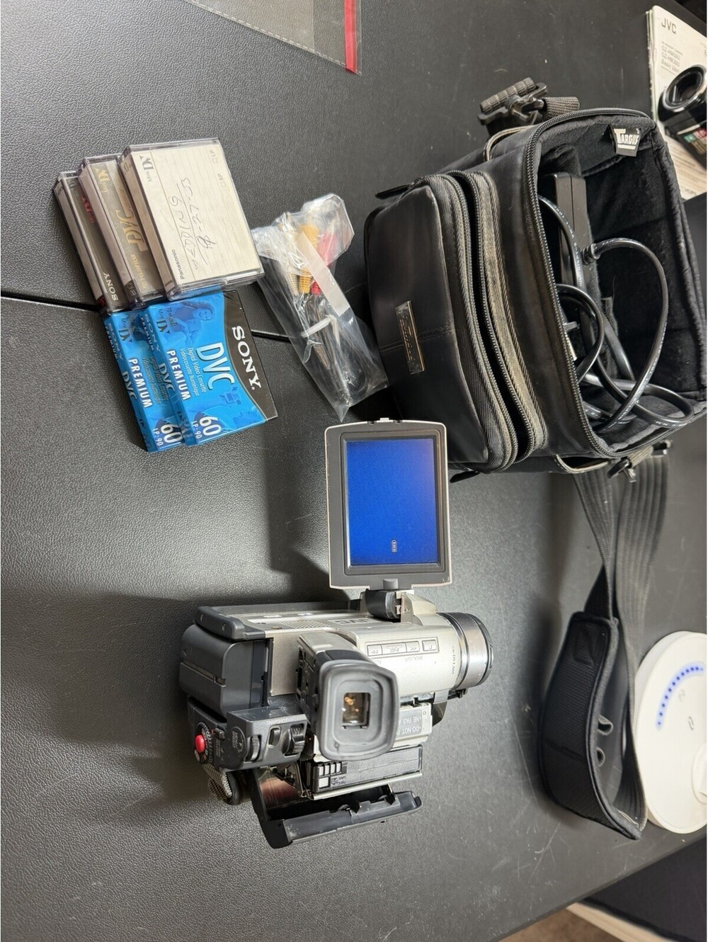JVC GR-DVL805U Camcorder Silver W/ BATTERIES, CASE, CHARGER, Tapes & Cords WORKS